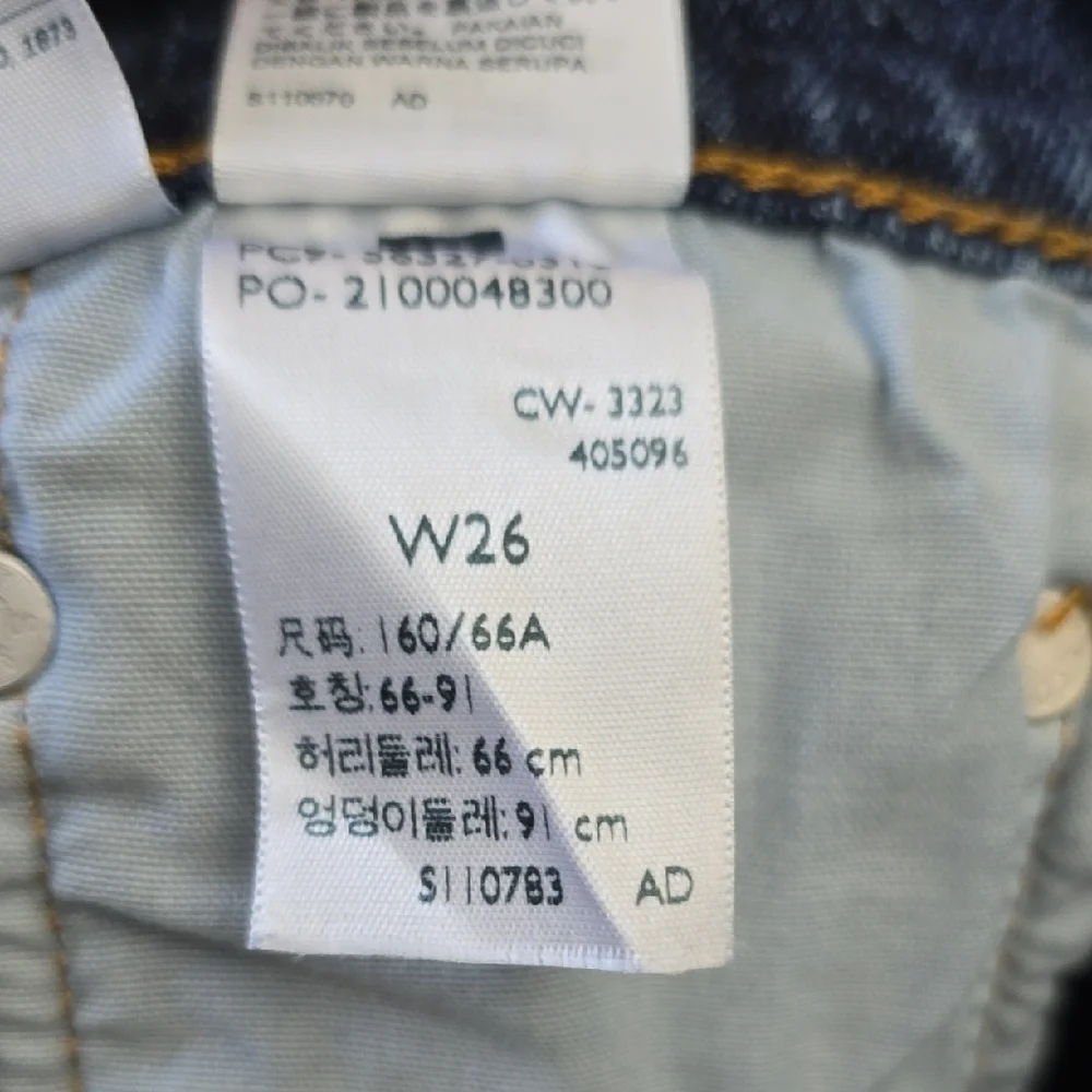 Levi's White Mid Rise Rolled-Hem Shorts & Distressed Blue Denim Cutoffs - Picture 9 of 9